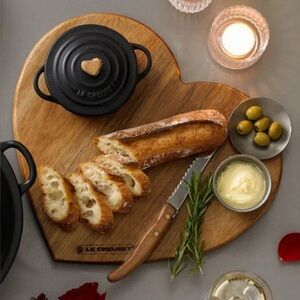 Le Creuset ❤️Heart Acacia Wood Serving Board 33cm New in Box